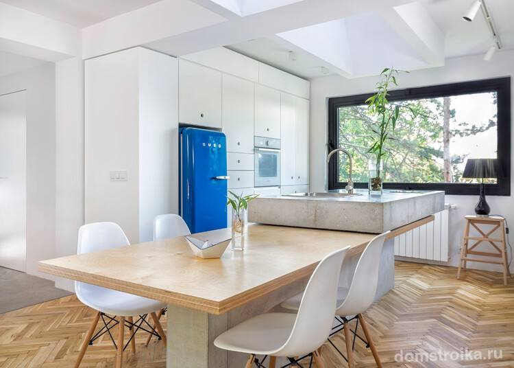 Светлая просторная кухня с ярким акцентом на синем холодильнике