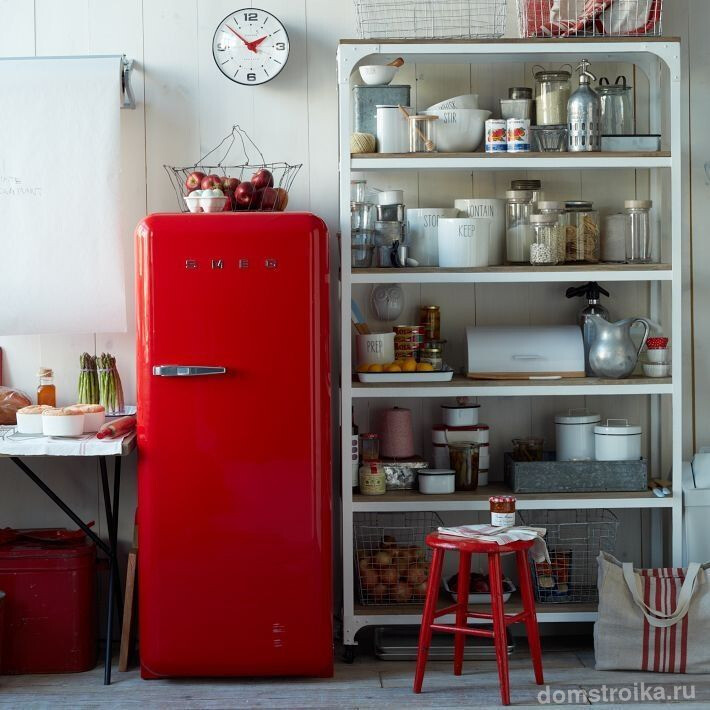 Красный холодильник на небольшой кухне с винтажными мотивами