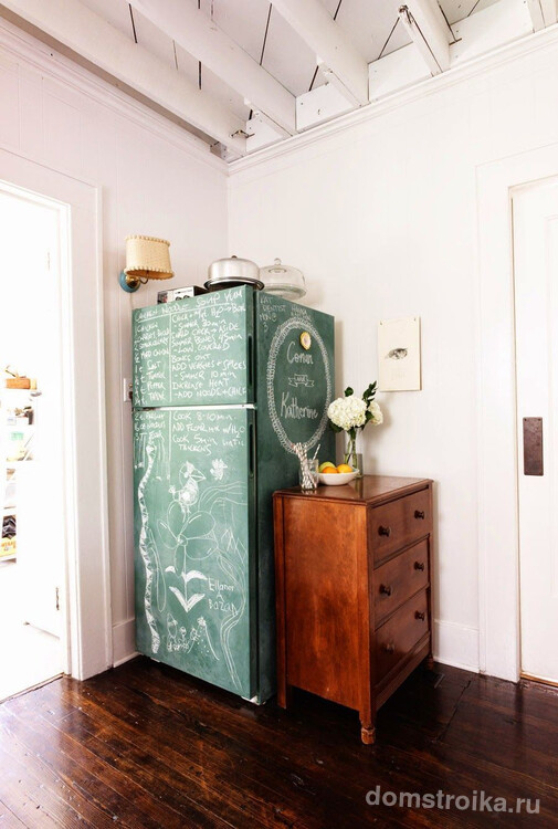 Необычный зеленый холодильник, оформленный под записную доску, где можно мелом записать все необходимые на сегодня дела