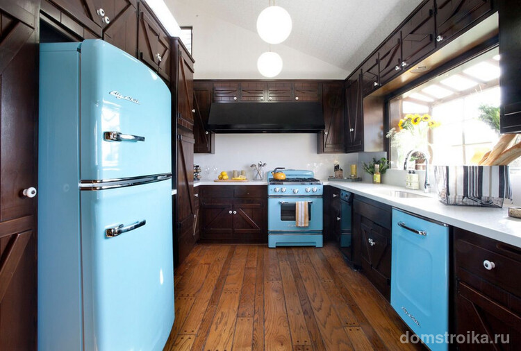 Смелое сочетание темного кухонного гарнитура с ярко голубой техникой на небольшой кухне