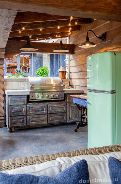 Кухню-студию с винтажными мотивами отлично дополняет цветной холодильник пастельного мятного оттенка