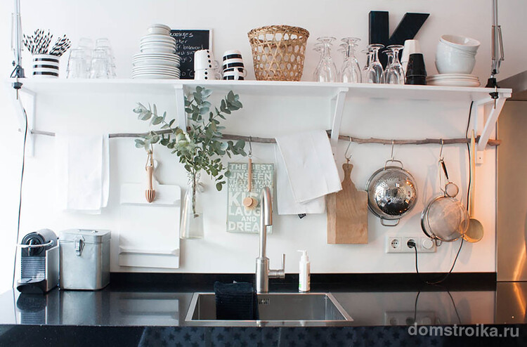 Открытые полки на кухне служат не только местом для хранения посуды, но и средством украшения