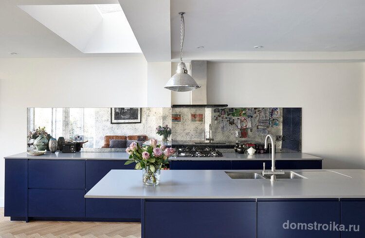 Современная сине-белая кухня с минималистичной мебелью
