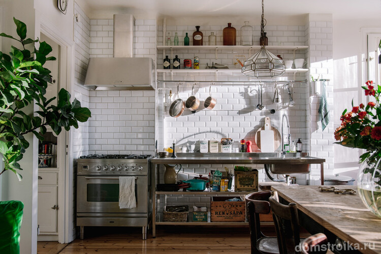 Эклектичная кухня без закрытых больших шкафов является экономным вариантом