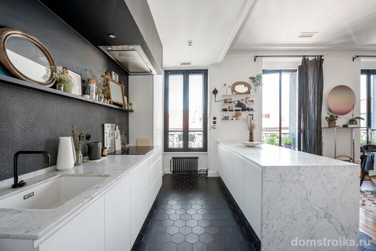 Черно-белая кухня в стиле модерн без верхних шкафов