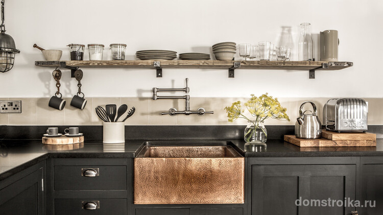Красивая черная кухонная мебель тоже может быть уютной