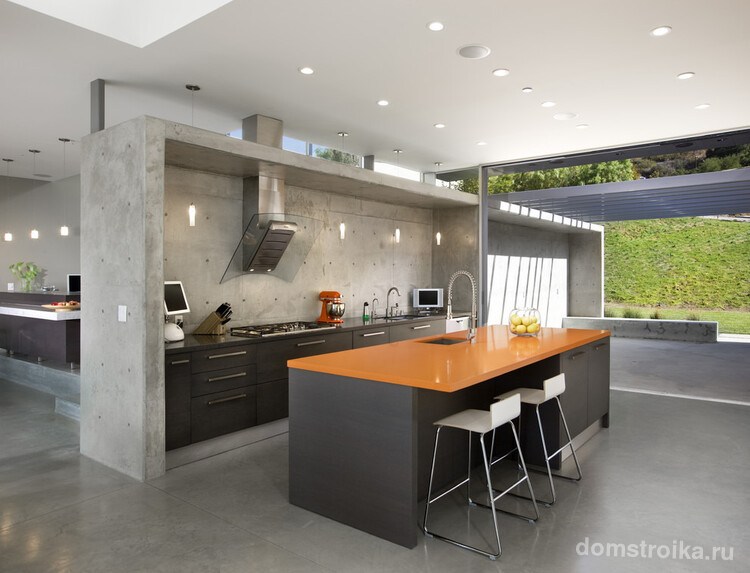 Современная кухня без верхних шкафов выглядит более просторной, но и требует большего количества нижних шкафов
