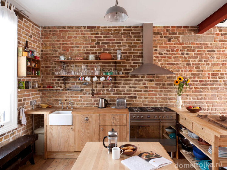 Небольшая кухня с кирпичными стенами без верхних шкафов
