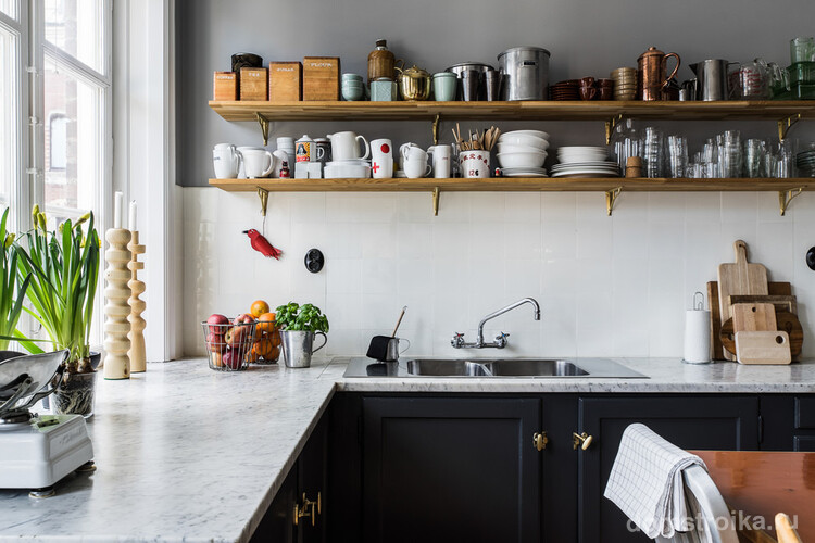 На маленькой кухне местом для хранения посуды и другой кухонной утвари вполне могут стать открытые полки