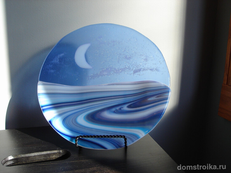 Очень нежная полупрозрачная пирожковая тарелка с завораживающими взгляд разводами цветного стекла в синих тонах