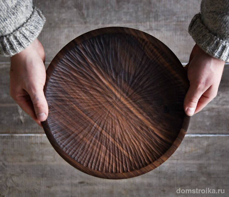 Пирожковая тарелка из натурального дерева отлично подойдет для дачных посиделок