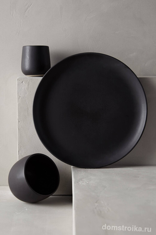 На первый взгляд простая, но очень завораживающая черная керамическая пирожковая тарелка