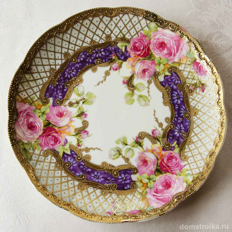 Невероятно красивая пирожковая тарелка из фарфора ручной работы с рельефными элементами рисунка