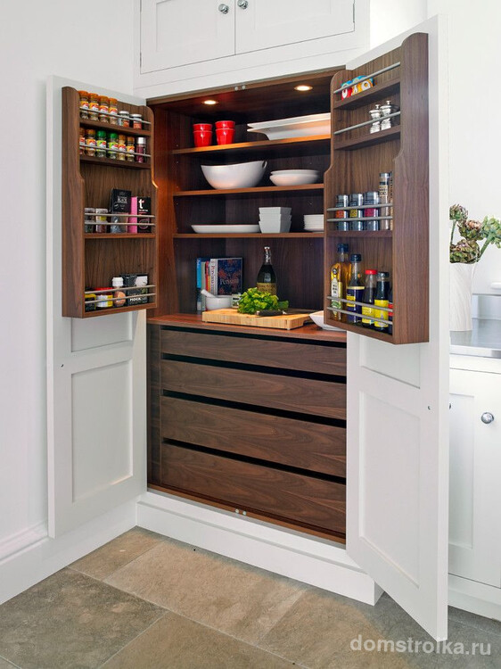 Удобный двустворчатый кухонный шкаф с полками для хранения специй