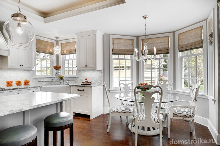 Кухонный гарнитур белого цвета в классическом интерьере