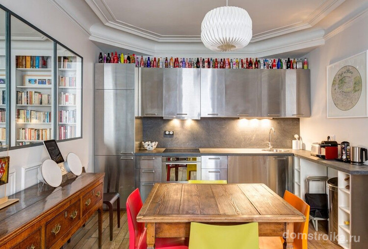 Современная кухня стального цвета с угловой тумбой под мойкой, в которой можно спрятать посудомоечную машину