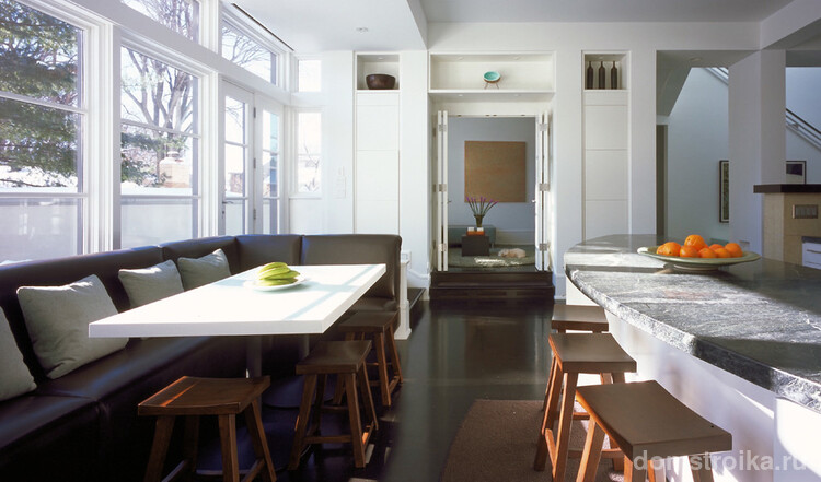 В нынешнее время для экономии пространства на кухне все чаще применяются складные двери