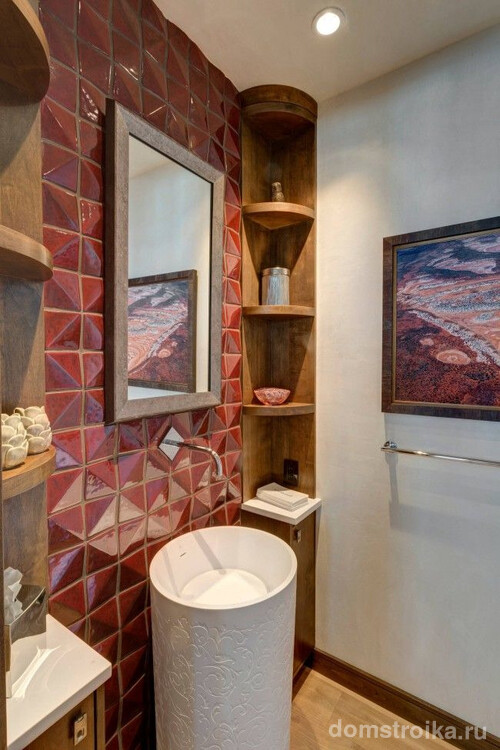 Рельефная глянцевая красная плитка, выбранная в качестве украшения одной из стен ванной