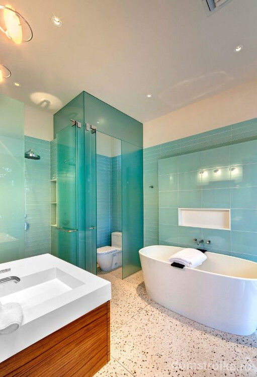 Плитка стеклянная для кухни и ванной: оформление зоны ванной с помощью крупной плитки голубого цвета