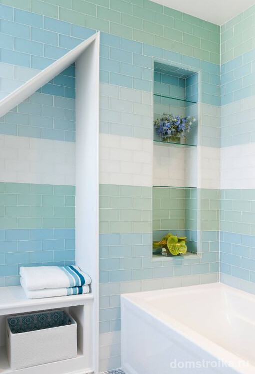 Эмалированная стеклянная плитка в голубых оттенках ванной комнаты