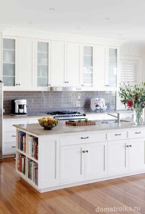 Серебристый цвет отделки кухонного фартука подчеркнет изысканность белой кухни