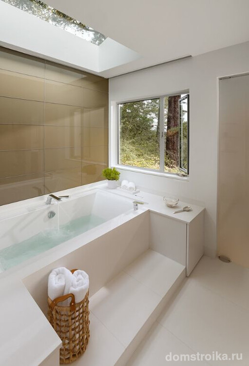 Гармоничное оформление ванной с окнами: применение плитки кофейного цвета, которая сочетается с аксессуарами