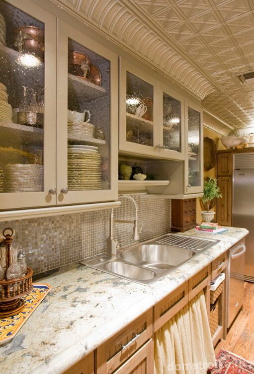 Стеклянная плитка-мозаика на кухне