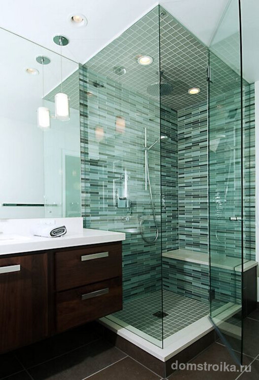 Мелкая прямоугольная стеклянная плитка подчеркивает совершенство ванной комнаты в современном стиле