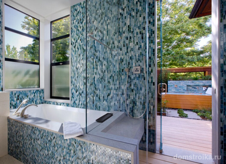 Синяя плитка-мозаика в ванной
