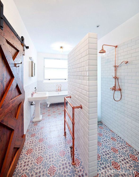 Белая глянцевая плитка на стенах и матовая цветная на полу в необычно спланированной эклектичной ванной комнате