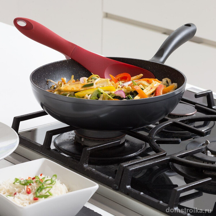 Для приготовления пищи на сковороде с каменным покрытием лучше всего пользоваться пластиковой или деревянной лопаткой