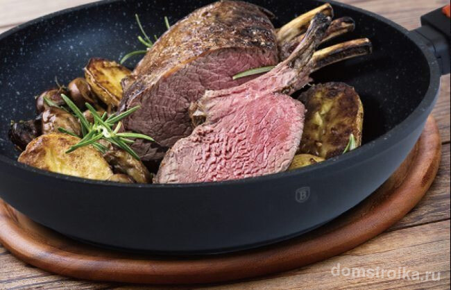 Мясо, приготовленное в сковороде с каменным покрытием удивит своей сочностью