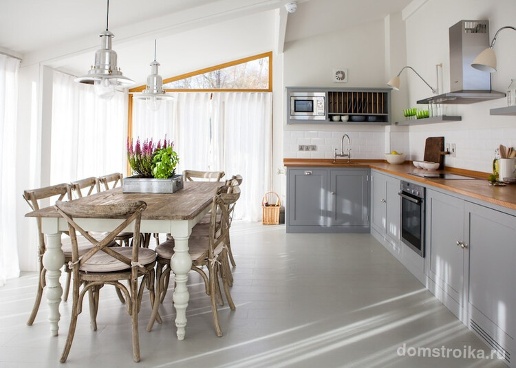 Кухня-столовая в частном доме: легкий тюль подчеркнет воздушность деревенского прованса