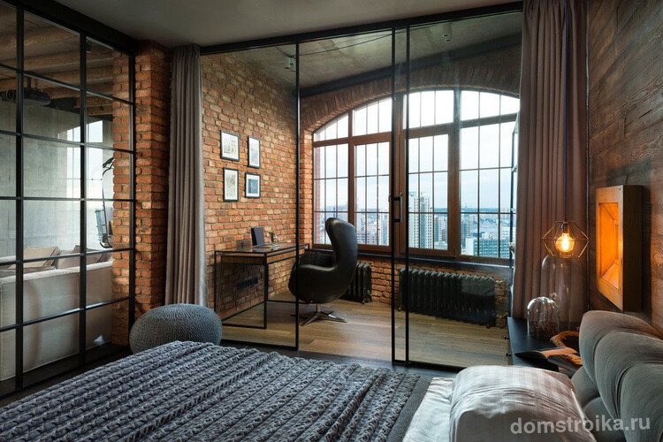 Интерьер в стиле лофт с зонированием пространства с помощью штор на рабочую зону и спальную
