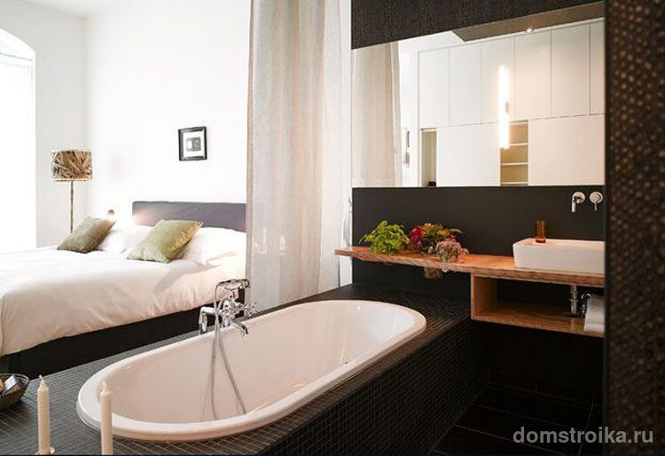 Необычный вариант зонирования ванной комнаты от спальни с помощью штор