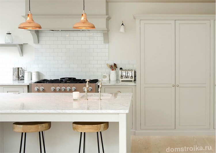 Однотонная светлая кухня создает особую атмосферу в жилище