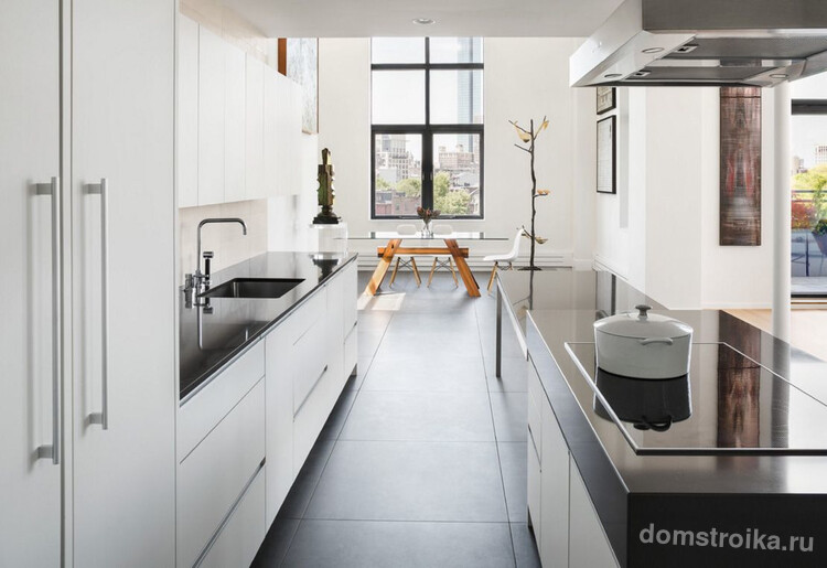Перенос кухни в коридор позволяет расширить гостиную или обустроить просторную обеденную зону