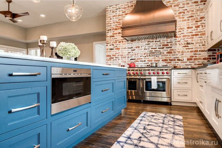 Нежный ненавязчивый голубой кухонный гарнитур придает комнате легкости и свежести