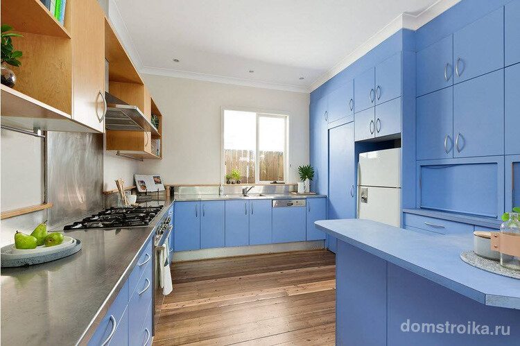 Просторная кухня с мебелью сочного синего цвета с отголосками классицизма в интерьере