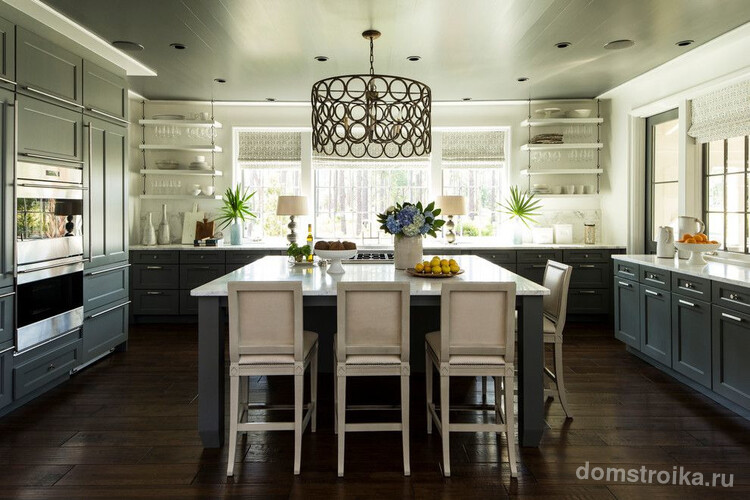 Укороченные шторы с принтом, поверхности столешниц, полки для размещения посуды и т.д. – контрастирующие элементы кухонного интерьера