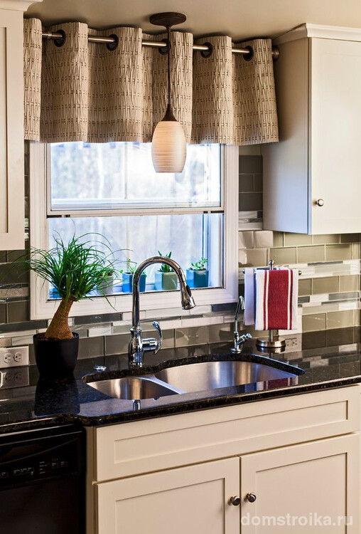 Компактное расположение кухонной мебели у окна в сочетании с короткими шторами – отличный функциональный вариант оформления кухни