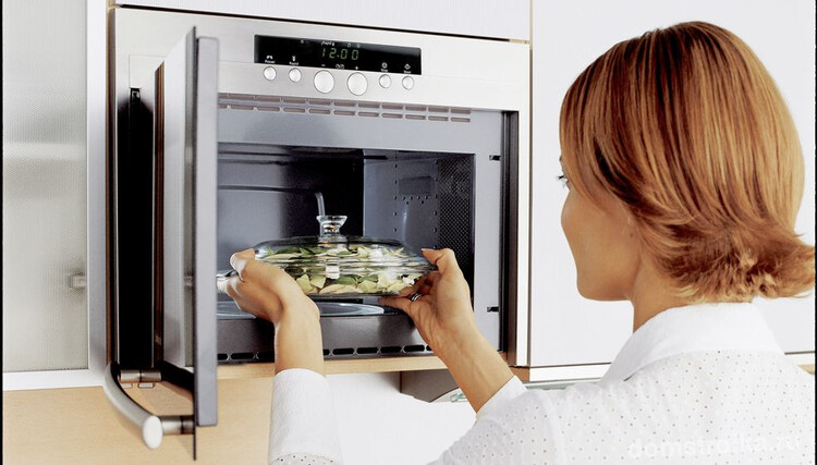 Микроволновка - важный элемент на кухне, поэтому стоит основательно подойти к ее чистоте