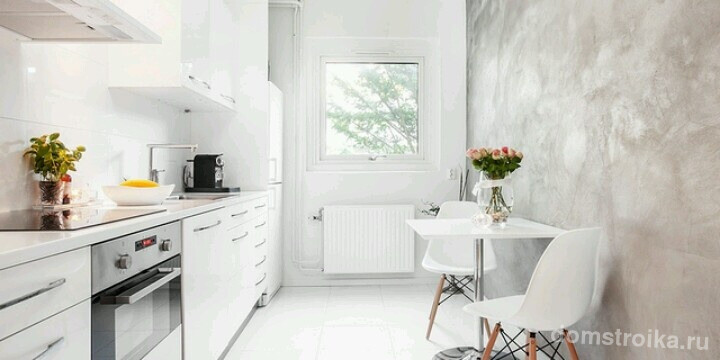 Сочетание перламутровой стены с глянцевым фасадом кухонного гарнитура помогут визуально расширить пространство