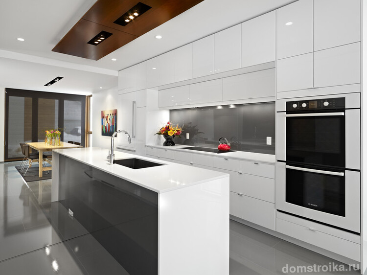 Современный дизайн светлой кухни с контрастными элементами декора