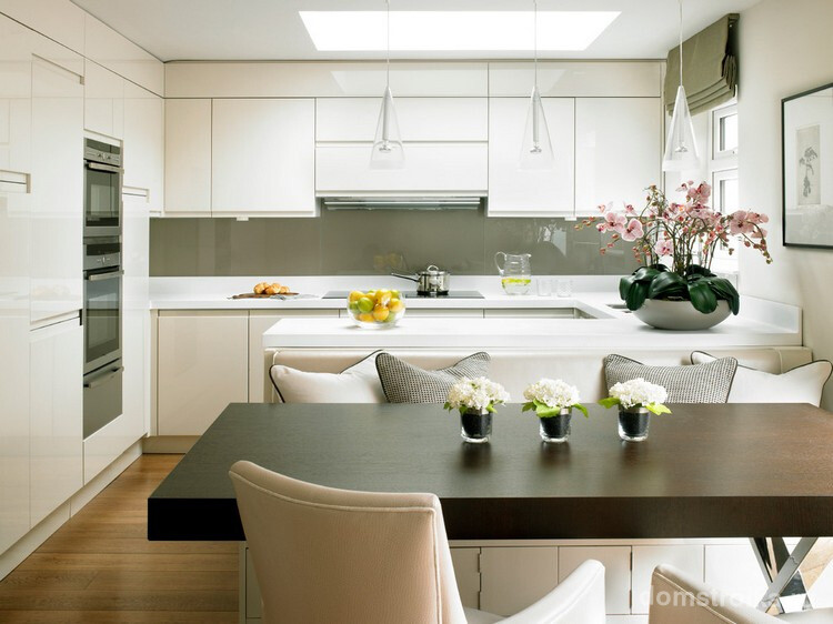 Спокойное сочетание белой кухни с декором цвета хаки