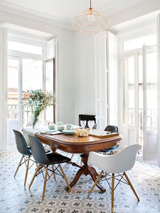 Деревянный овальный стол на белой кухне