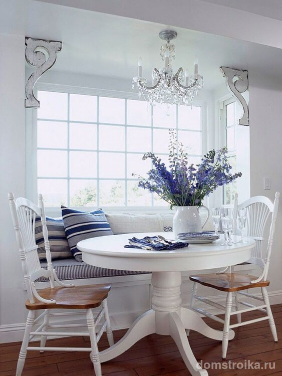 Белый ламинированный стол на кухне в стиле «прованс»