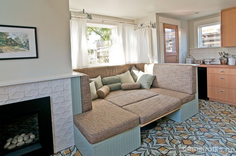 Раздвижной диван со спальным местом для двоих на традиционной кухне