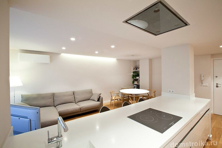Мягкий массивный диван серого цвета в современном интерьере кухни