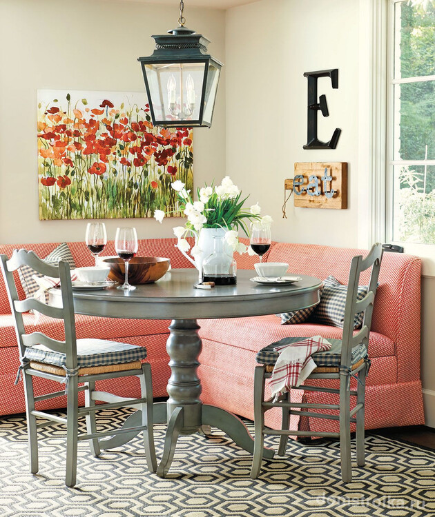 Небольшой угловой диванчик для кухни в нежно-розовом цвете